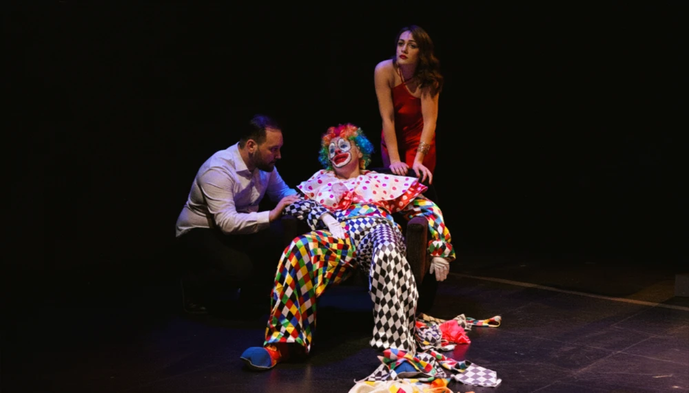 thelima-clown-on-chair-3-on-stage-02.png