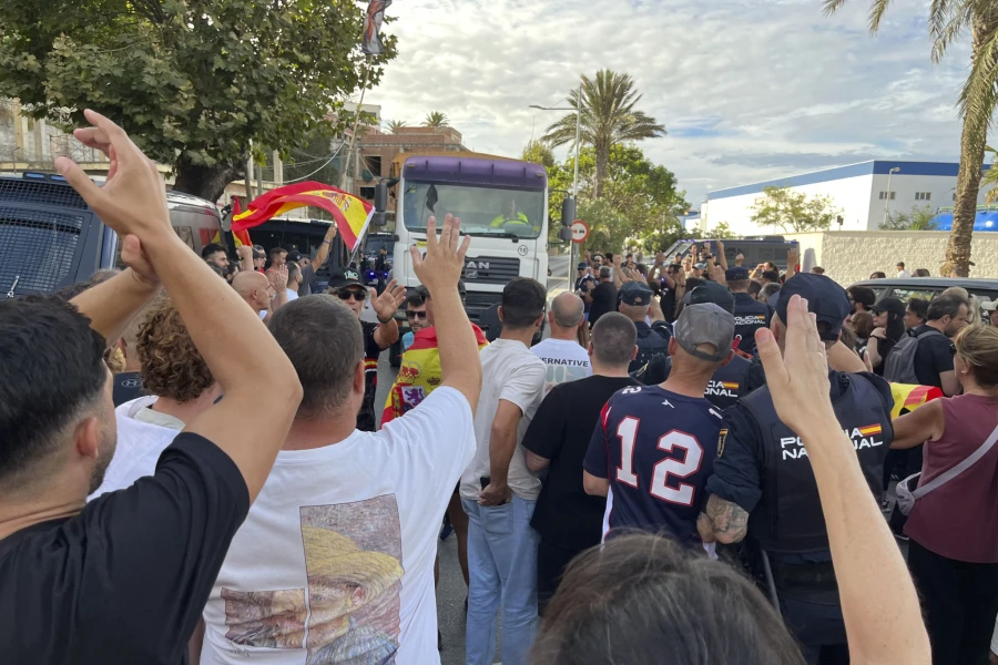 Θέουτα: Νέα ένταση- Κάτοικοι ξήλωσαν καταυλισμούς μεταναστών- Επέμβαση της αστυνομίας 4 32278604.jpg