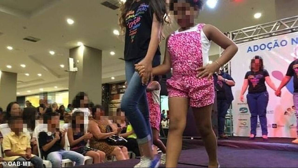 Oργή στην Βραζιλία για την πασαρέλα με τα ορφανά παιδιά