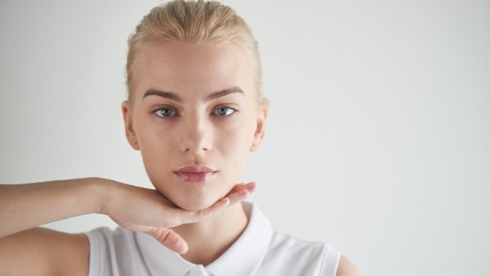 Face Yoga: Αυτοθεραπεία για πρόσωπο σφριγηλό και ξεκούραστο