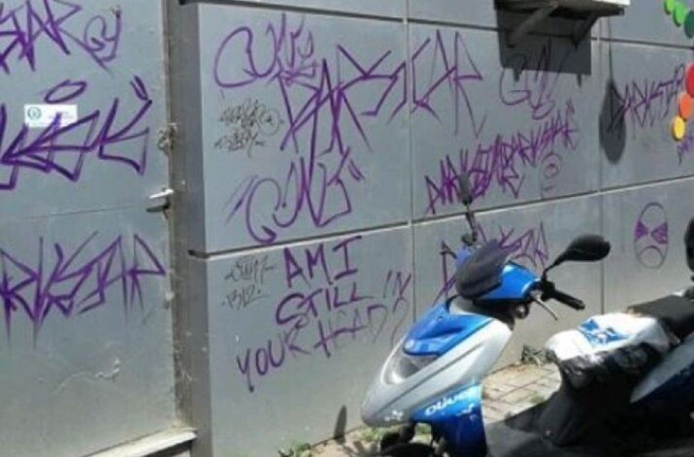 Βόλος: Άγνωστοι στον Αλμυρό έβαψαν με σπρέι ό,τι βρήκαν μπροστά τους
