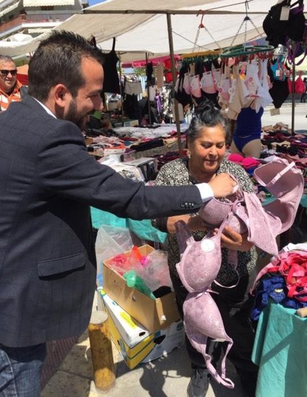 O υποψήφιος δήμαρχος και το… μοβ σουτιέν!