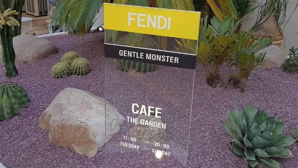 Ένα Fendi καφέ στο Harrods του Λονδίνου