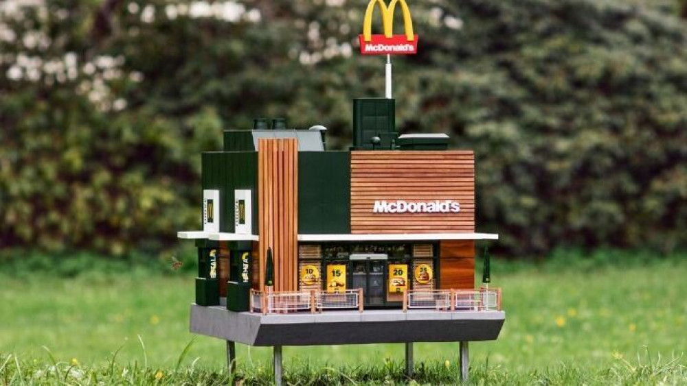 Το μικρότερο McDonald’s στον κόσμο (μόνο για μέλισσες)