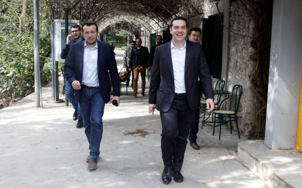 Ο τυφώνας (Πετσίτη) χτυπάει αλύπητα το Μαξίμου