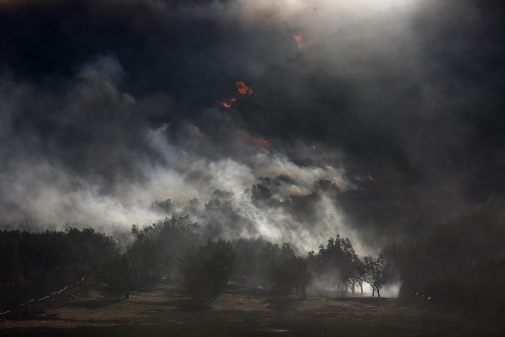 Πυρκαγιά στα Καλύβια: Κερδίζουν οι πυροσβέστες τη μάχη με τις φλόγες