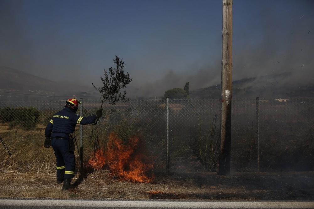 Σε ύφεση η πυρκαγιά στα Καλύβια – Σε επιφυλακή η Πυροσβεστική