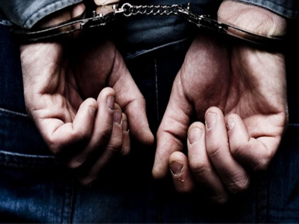 Χειροπέδες σε ειδικό φρουρό – Έκλεψε από επιχειρηματία 40.000 ευρώ!