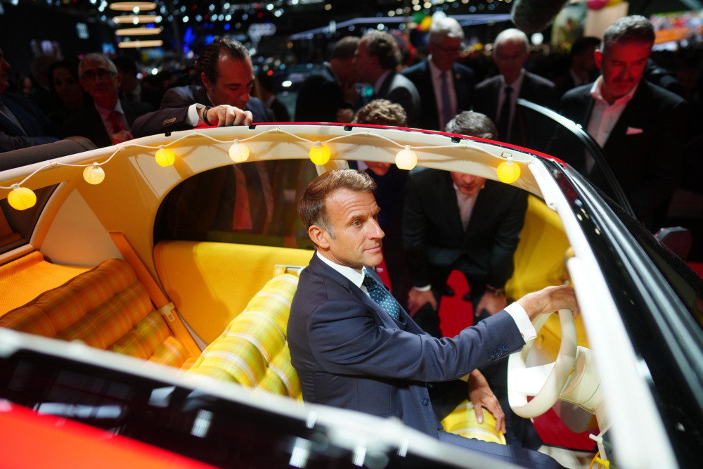 Εμανουέλ Μακρόν από Paris Motor Show 2026: Τρεις προτεραιότητες για την ευρωπαϊκή αυτοκινητοβιομηχανία απέναντι στην Κίνα (video)