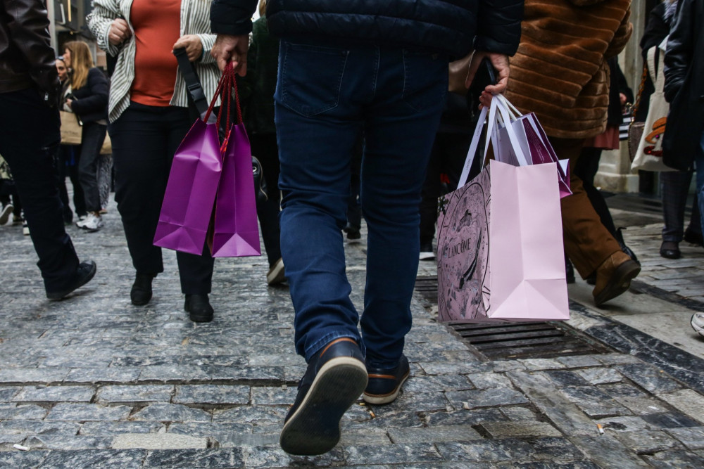 Η κυβέρνηση προαναγγέλλει νέες μειώσεις στα εορταστικά προϊόντα ενόψει των Χριστουγέννων