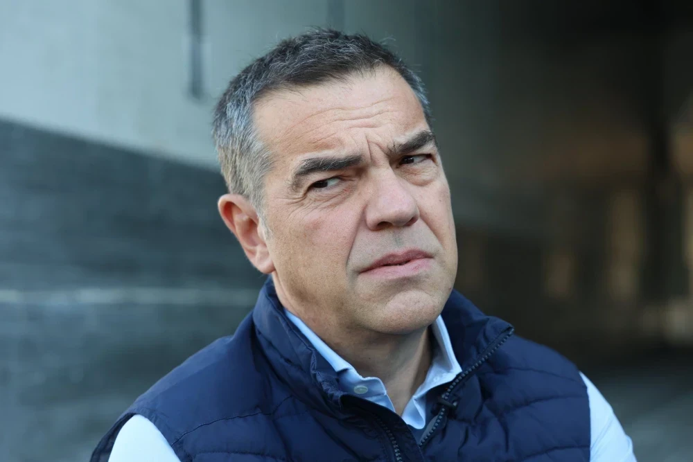 Τα ποσοστά της ΕΛΑΣ πέφτουν και ο Τσίπρας το έριξε στο μπάσκετ