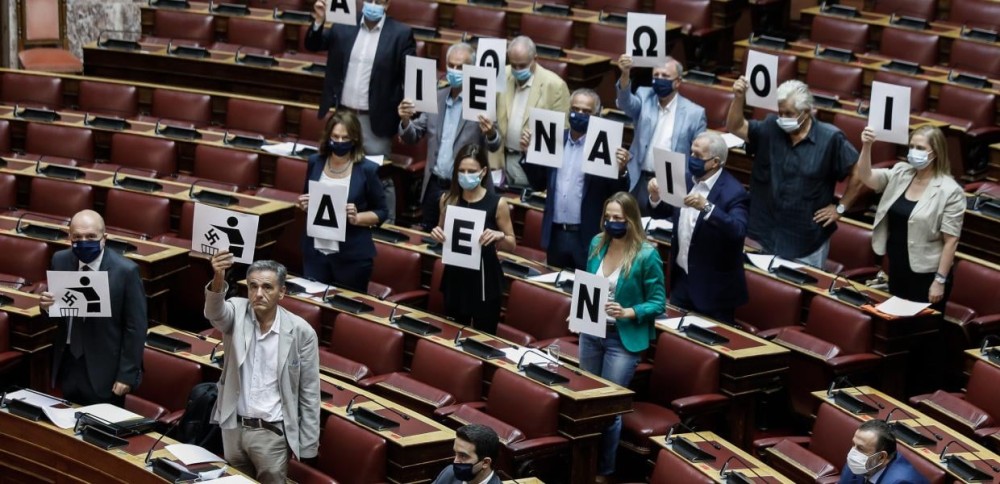 «Πλακώνονται» στον ΣΥΡΙΖΑ με αφορμή το πανό στη Βουλή