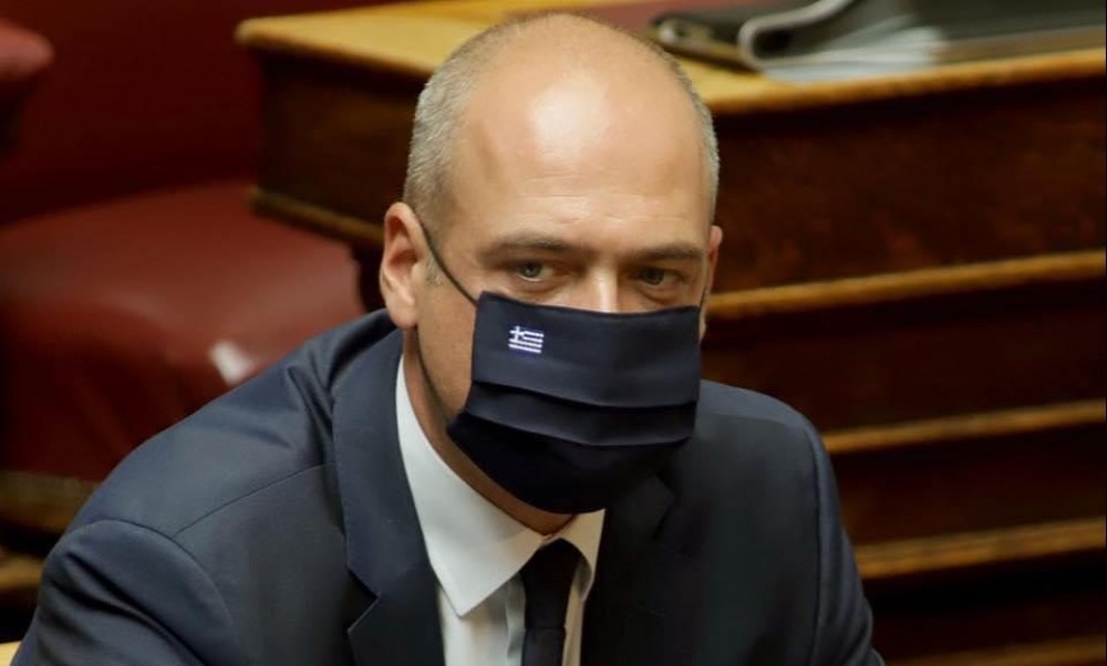 Διαψεύδει ο Μπουτσικάκης ότι ήταν σε παρέλαση