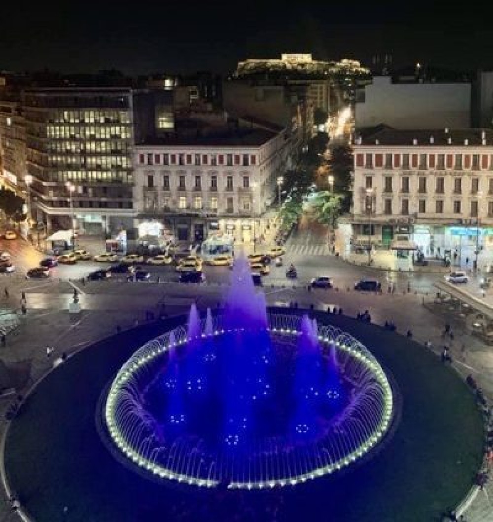 Στα γαλανόλευκα το σιντριβάνι της Ομόνοιας για της επέτειο της 28ης Οκτωβρίου