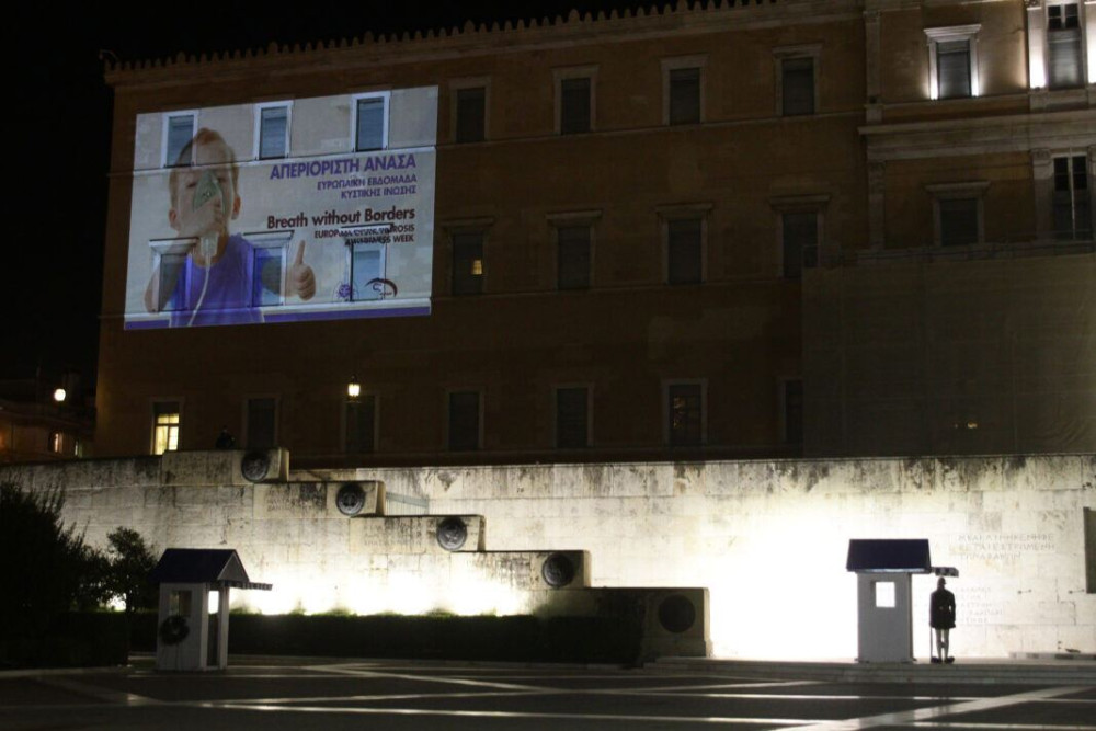 Φωταγώγηση της Βουλής για την Ευρωπαϊκή Εβδομάδα Κυστικής Ίνωσης
