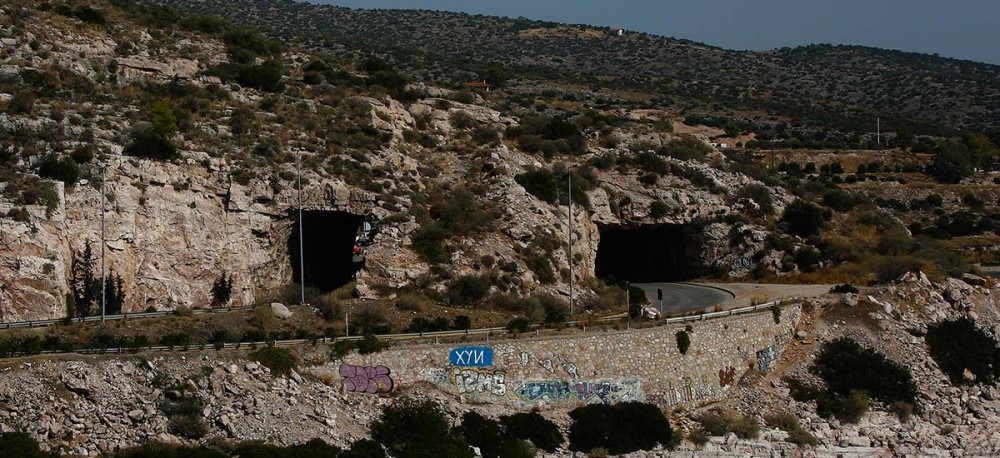 Η Περιφέρεια Αττικής τιμά μια κορυφαία στιγμή του αντιδικτατορικού αγώνα στις «Τρύπες του Καραμανλή»