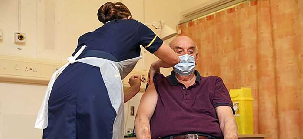 Βρετανία: Ένας 82χρονος ο πρώτος που έλαβε το εμβόλιο της AstraZeneca