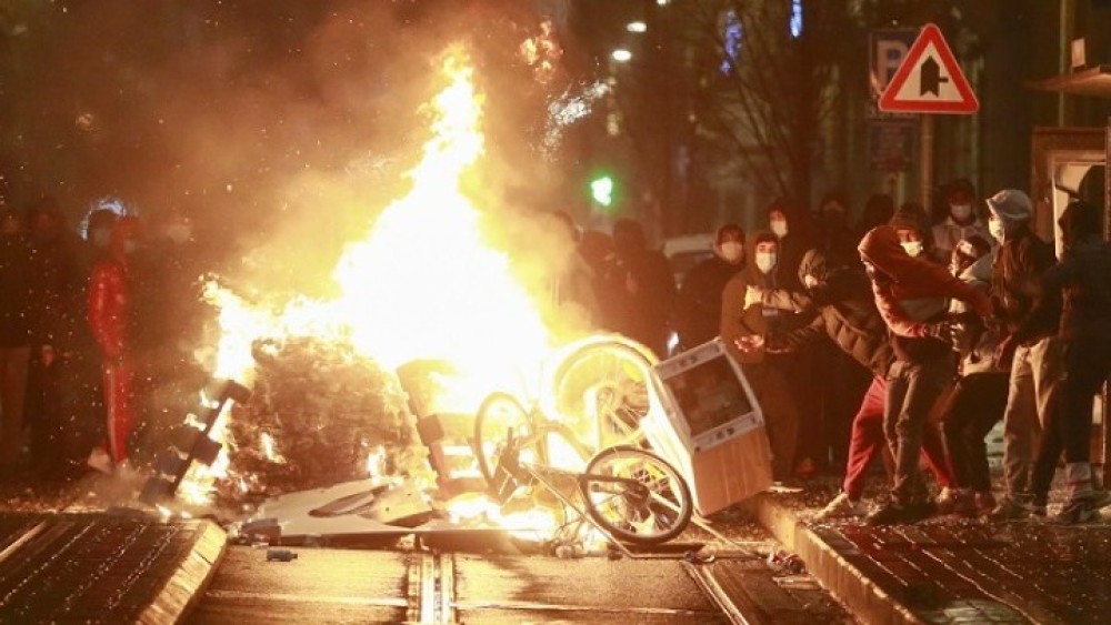 “Βράζουν” οι Βρυξέλλες: Επεισόδια για το θάνατο ενός νεαρού κατά τη διάρκεια αστυνομικού ελέγχου