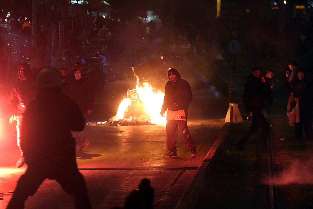 Κατεπείγουσα έρευνα των καταγγελιών για αστυνομική βία στη Ν. Σμύρνη