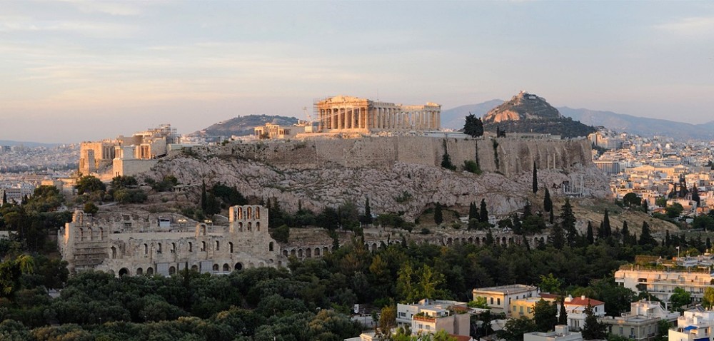 Μαρμάρινη επιγραφή με τα ονόματα Γλέζου και Σάντα στην Ακρόπολη