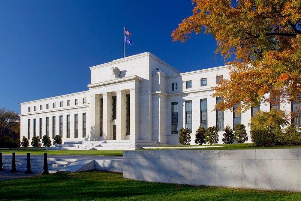 Μειώνει τα επιτόκια η Fed