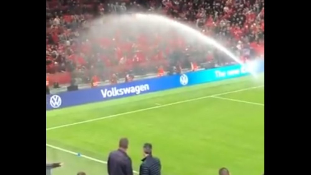 Στο Αλβανία-Γαλλία μπερδεύτηκαν και… μπουγέλωσαν τον κόσμο (vid)