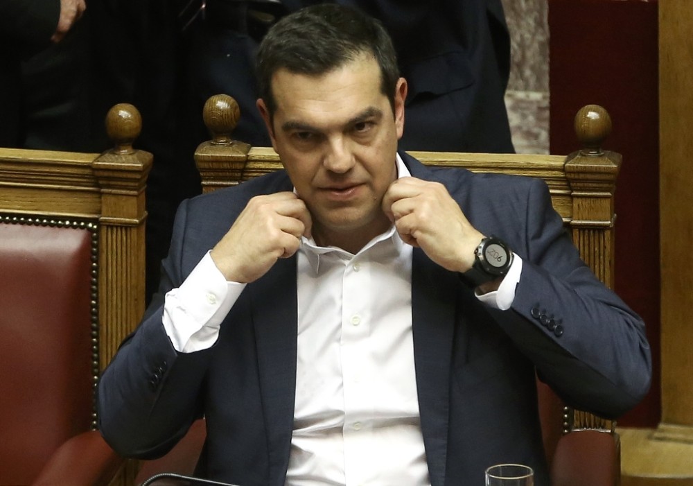Αγκαλιά με τους καραβελιστές ο Τσίπρας