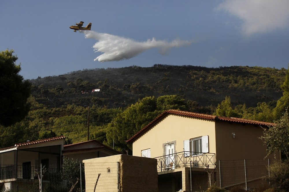 Υπό μερικό έλεγχο η πυρκαγιά στη Μάνδρα – Φωτιά στο Μαρκόπουλο