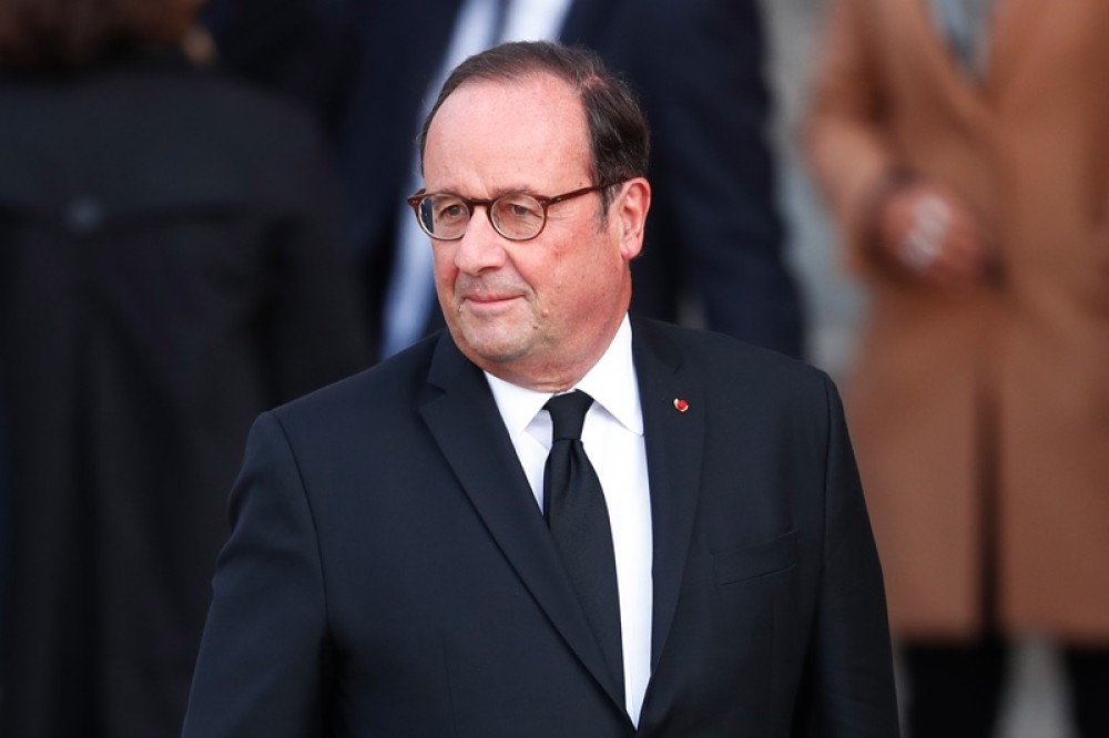 Ένταση στη Γαλλία: Ακτιβιστές έκαψαν βιβλία του Ολάντ