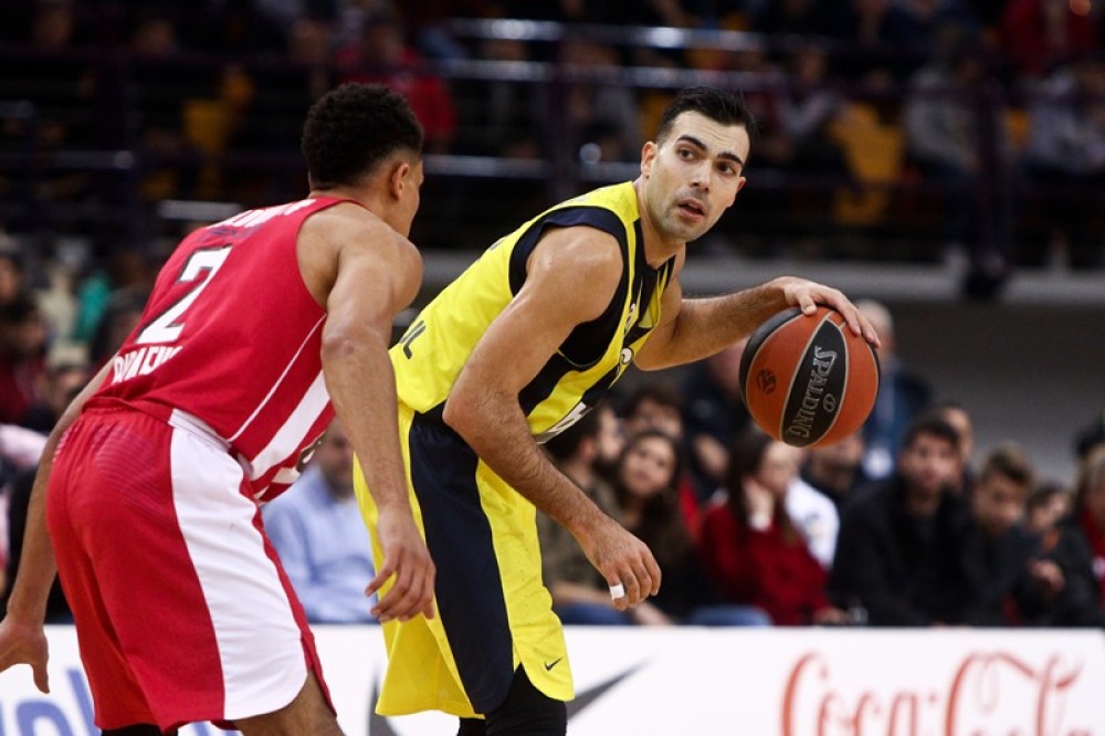 Ο Σλούκας έβαλε το καλάθι της χρονιάς… μέσα στο ΣΕΦ (vid)