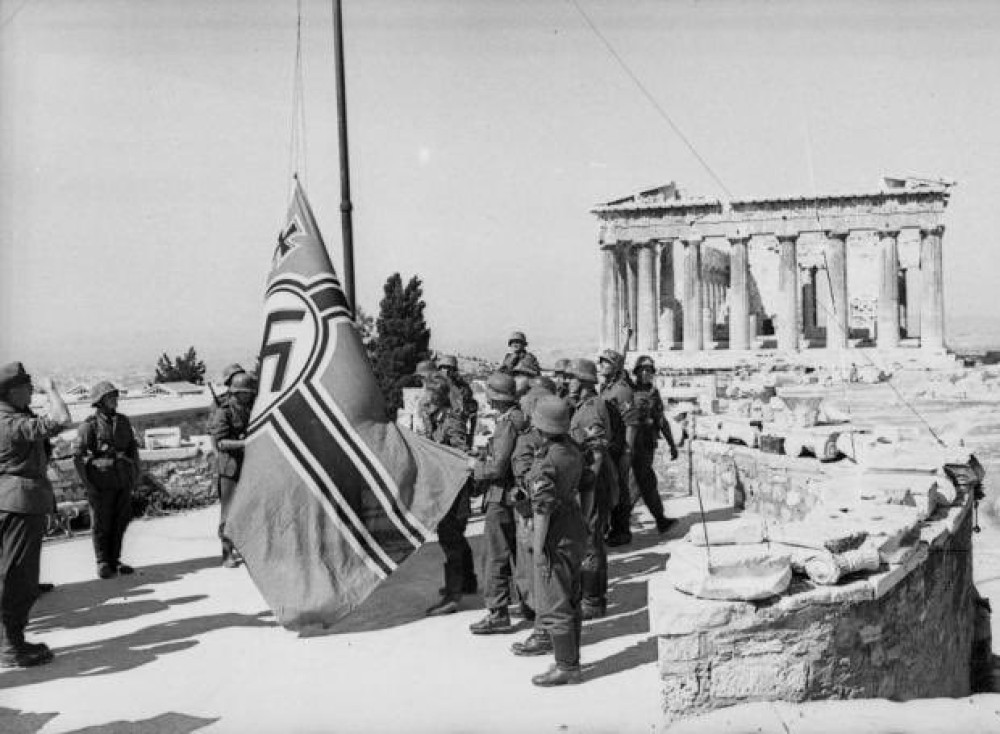 Σαν σήμερα το 1941 Γλέζος και Σάντας κατεβάζουν τη ναζιστική σημαία από την Ακρόπολη