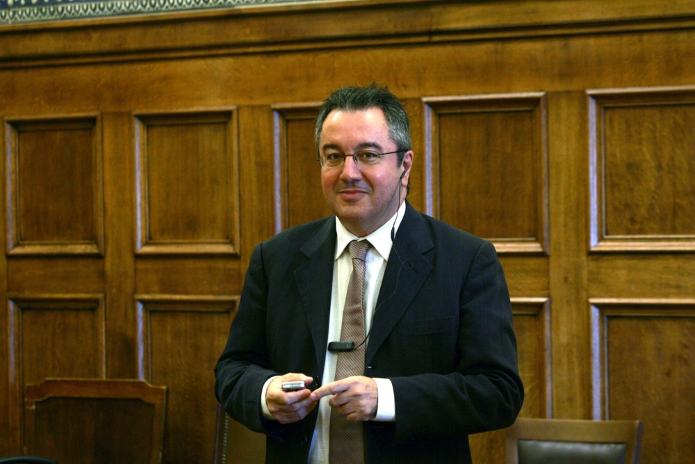 Μόσιαλος: Θα ζούμε για πολλές δεκαετίες με τον κορωνοϊό