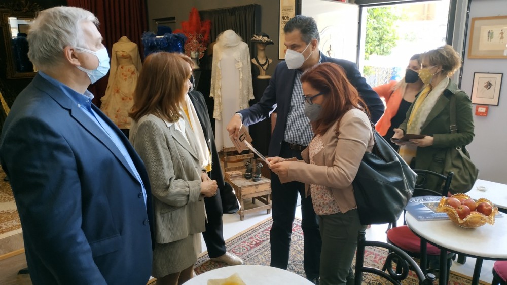 Είδη διατροφής και τσουρέκια από τη ΝΔ στο «Σπίτι του Ηθοποιού»