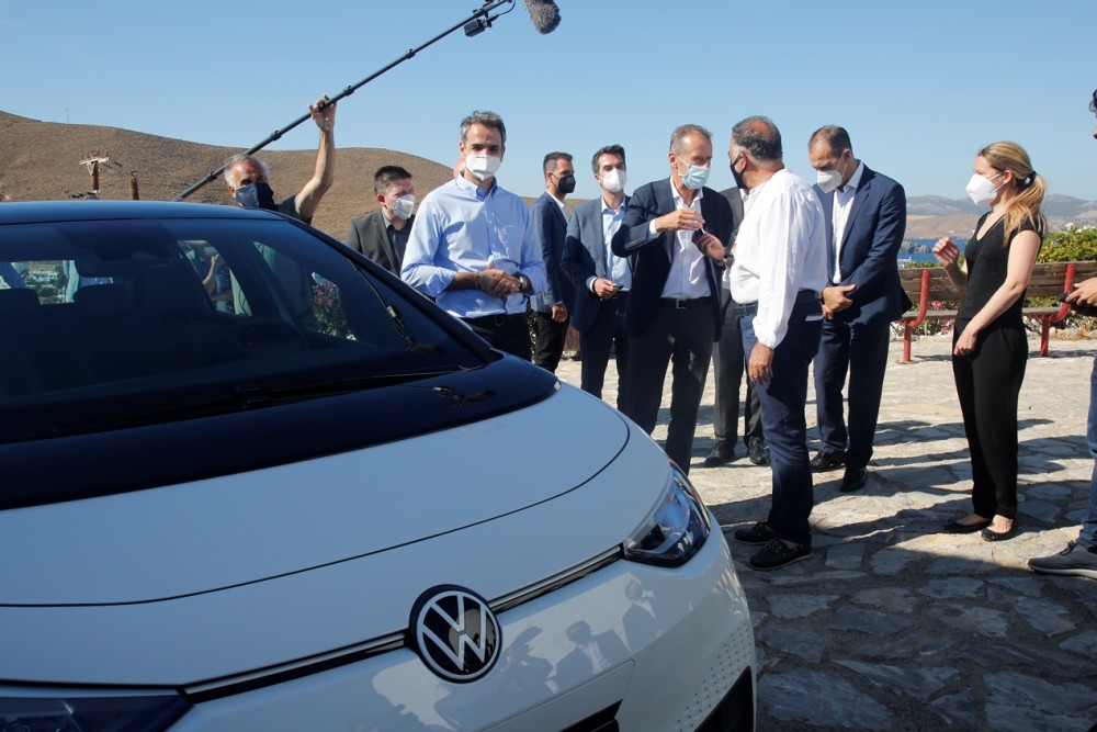 Αστυπάλαια: Συνάντηση Μητσοτάκη με τον διευθύνοντα σύμβουλο της Volkswagen- Τι είπαν