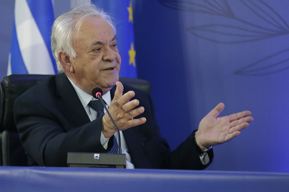 Ανοιχτά μαγαζιά τις Κυριακές: Ο Δραγασάκης πήγε για μαλλί και βγήκε κουρεμένος! (video)