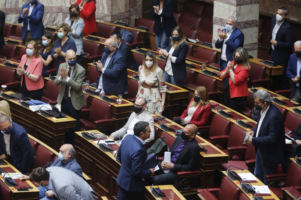 Κόμμα-οπερέτα: Ο ΣΥΡΙΖΑ ψήφισε τα 17 από τα 23 άρθρα του ν/σ για την συνεπιμέλεια