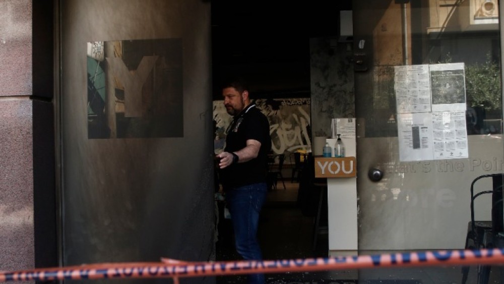 Βίντεο από την επίθεση στα μαγαζιά της συζύγου του ανέβασε ο Χαρδαλιάς: “Άνανδρα θρασίμια”