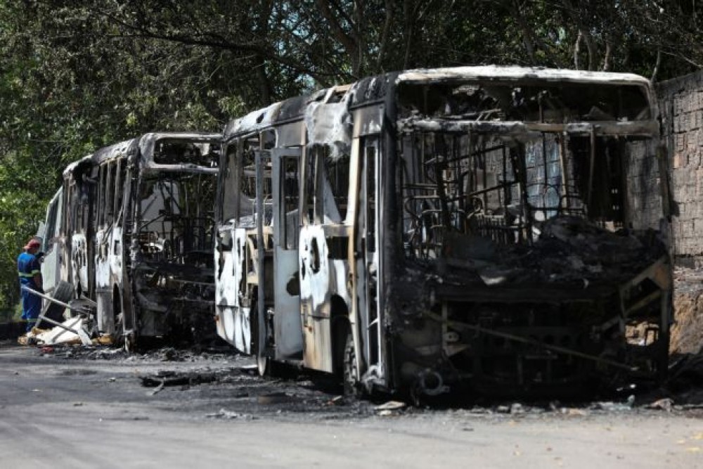 Επεισόδια με μολότοφ στη Γεωπονική Σχολή- Φωτιά σε τρία  λεωφορεία