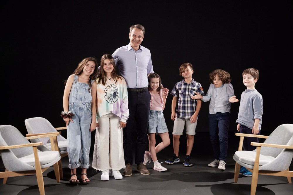 Τα παιδιά της Atraktos Kids «ανακρίνουν» τον πρωθυπουργό (video)