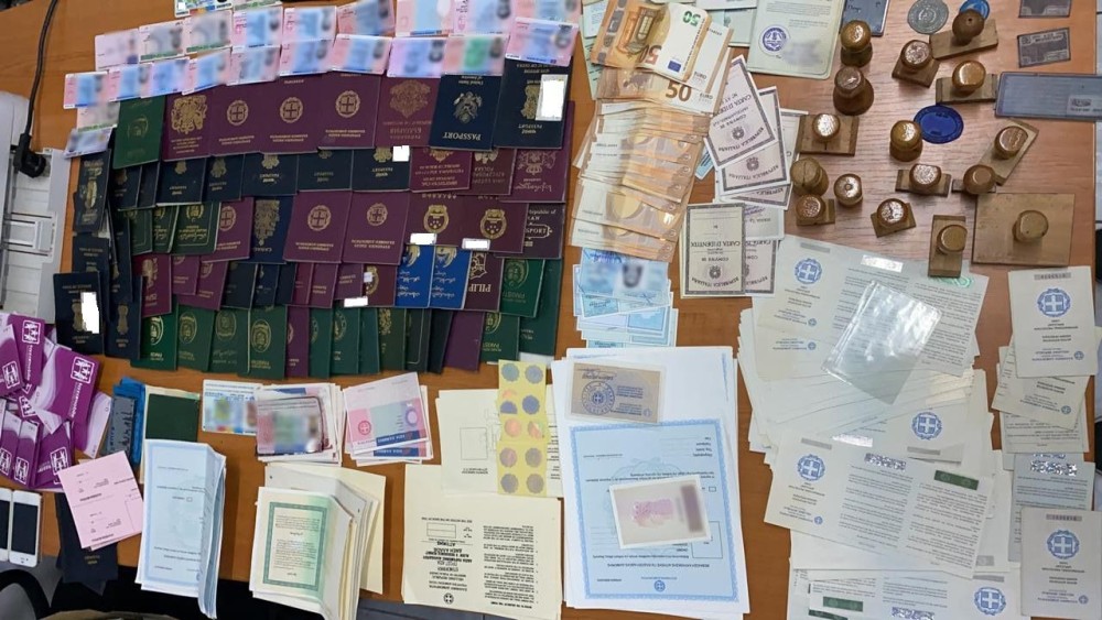 Φάμπρικα πλαστών εγγράφων εντοπίστηκε στα Εξάρχεια