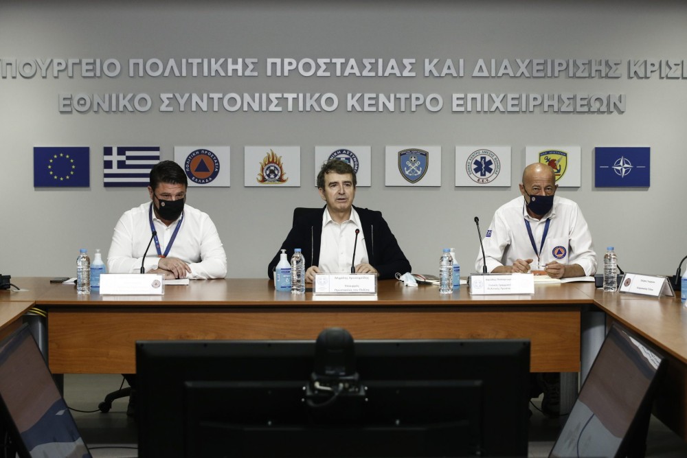 Σύσκεψη υπό τον Χρυσοχοΐδη και τον Χαρδαλιά για τον καύσωνα