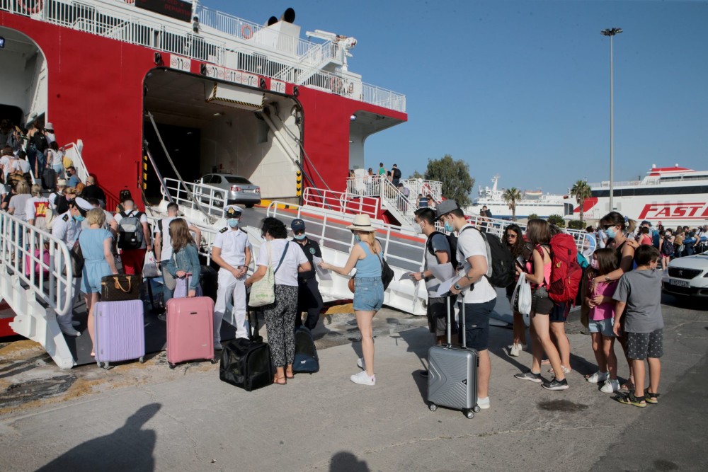 Αυστηροί έλεγχοι στα λιμάνια: Μεγάλη η έξοδος των εκδρομέων