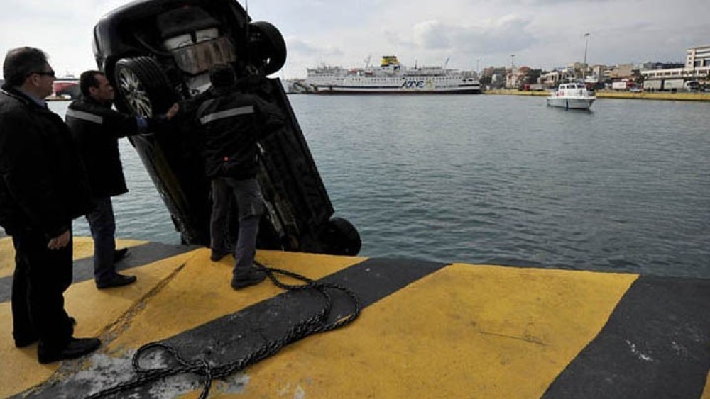 Παραλίγο τραγωδία στο λιμάνι του Γυθείου - Μεθυσμένος οδηγός έπεσε με το αυτοκίνητο στη θάλασσα