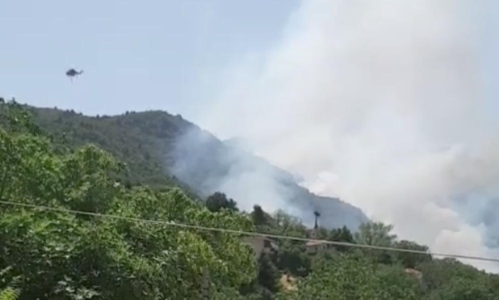 Εκκενώνεται το χωριό Δροσιά Τριταίας στην Αχαΐα (vid)