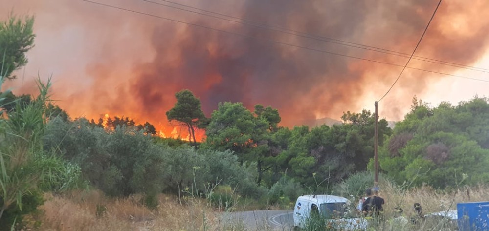 Πρώτες φωτογραφίες από τις φλόγες στην Ιπποκράτειο Πολιτεία