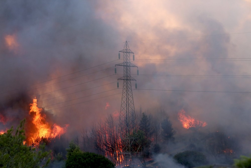 Φωτιά Βαρυμπόμπη: Απεγκλωβίστηκε ηλικιωμένο ζευγάρι