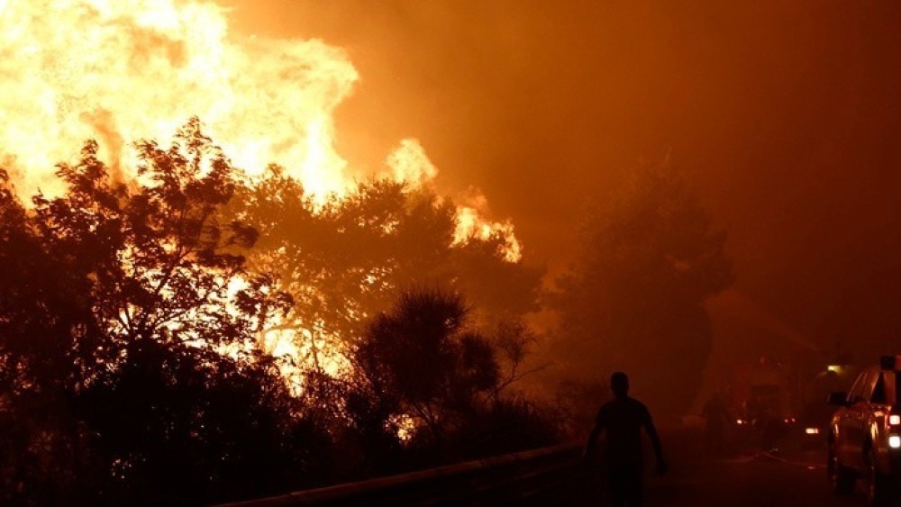 Δύσκολη νύχτα στο Ρέθυμνο: ανεξέλεγκτη η φωτιά, φτάνουν ενισχύσεις από Αθήνα