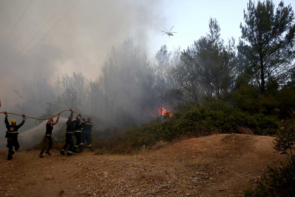 Φωτιά στη Βαρυμπόμπη: Δημιούργησε τον δικό της καιρό-Απότομη αύξηση της ταχύτητας του ανέμου (vid)