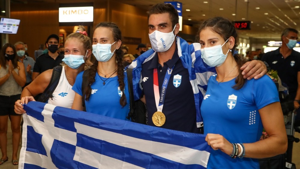 Έφτασε στην Αθήνα ο Στέφανος Ντούσκος – Αποθεωτική υποδοχή στο αεροδρόμιο