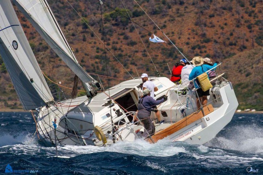 Μια ομάδα παιδικών φίλων «σκίζει» επί δεκαετίες τα κύματα σε ιστιοπλοϊκούς αγώνες